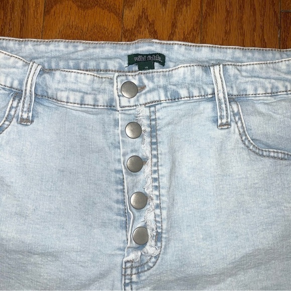Wild Fable Light Wash Full Button Fly Raw Hem Shorts Size 18 - Picture 3 of 8